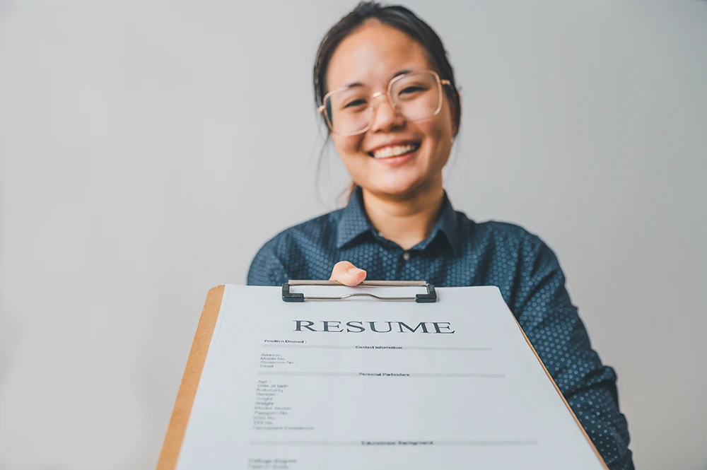 young woman submitting her resume looking for an accounting and finance career in Dallas