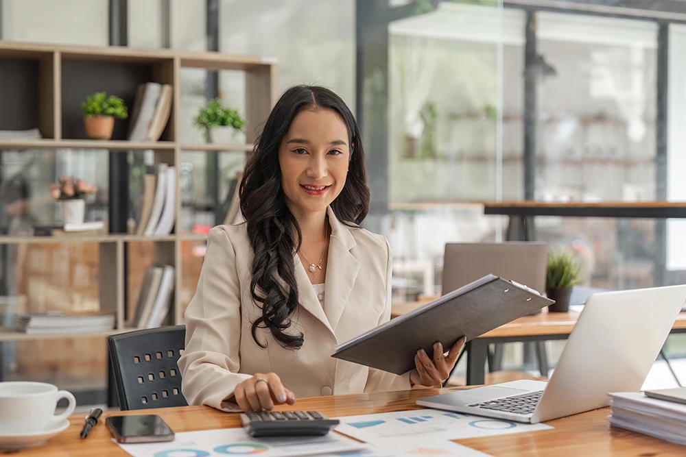 Finance professional working at desk in Dallas - accounting career opportunities PrideStaff Financial